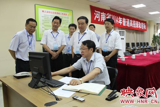 副省長(zhǎng)徐濟(jì)超在高招錄取現(xiàn)場(chǎng)聽取工作人員匯報(bào)。