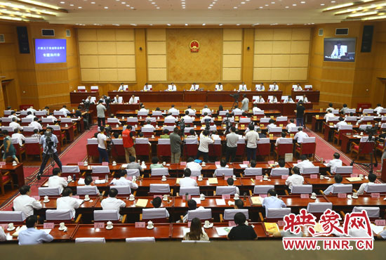 7月29日下午，河南省十二屆人大常委會(huì)第九次會(huì)議召開關(guān)于職業(yè)教育專題詢問會(huì)。