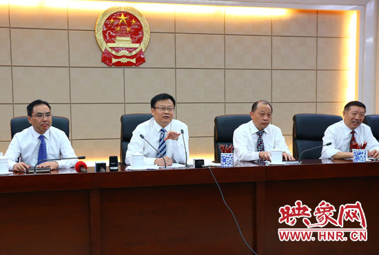 專題詢問會(huì)結(jié)束后，省人大組織召開記者提問會(huì)。