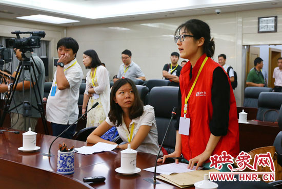 映象網(wǎng)記者就網(wǎng)友關(guān)心熱點(diǎn)問題向省教育廳副廳長尹洪斌提問。