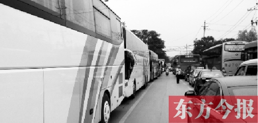 昨日，只能由東向西單行的鄭州市城南路上，闖進(jìn)了由西向東行駛的大巴車，造成嚴(yán)重交通擁堵