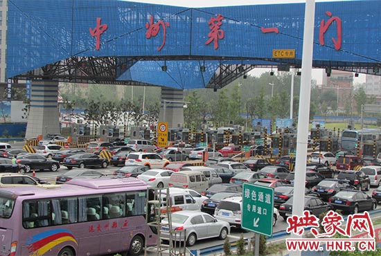 鄭州機(jī)場(chǎng)收費(fèi)站口（中州第一門）車輛排隊(duì)擁堵情況嚴(yán)重。