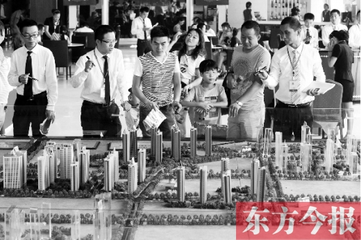 昨天上午，在鄭州市區(qū)一售樓部內(nèi)，看房的顧客比平時多了不少