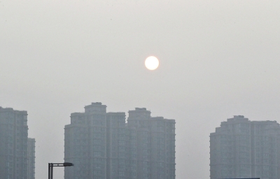 昨天，鄭州市區(qū)，霧霾遮擋的太陽像個月亮。