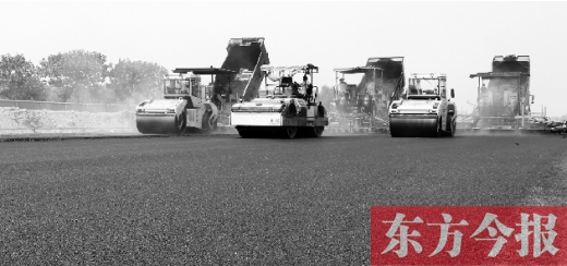 鄭州通航試驗(yàn)區(qū)上街機(jī)場的改擴(kuò)建工程正在緊張施工，寬闊的跑道已經(jīng)基本竣工