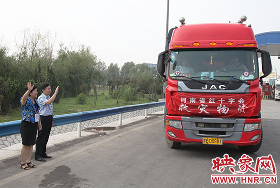 運送救災(zāi)物質(zhì)的貨車出發(fā),奔赴災(zāi)區(qū)。