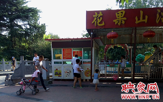 公園內(nèi)每一個(gè)游樂(lè)場(chǎng)都專門(mén)一個(gè)收費(fèi)窗口