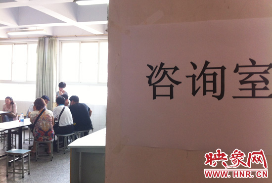 在金水區(qū)教體局設立的“復議”現(xiàn)場，家長們提出了各式各樣的問題。