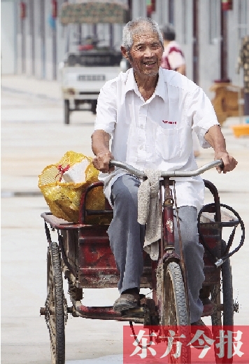 83歲的胡新有老人每天下午都騎著三輪車出門(mén)撿廢品，換的錢(qián)都捐了出去