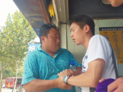 記者正查看照片，突遭藍(lán)衣男強(qiáng)搶手機(jī)。