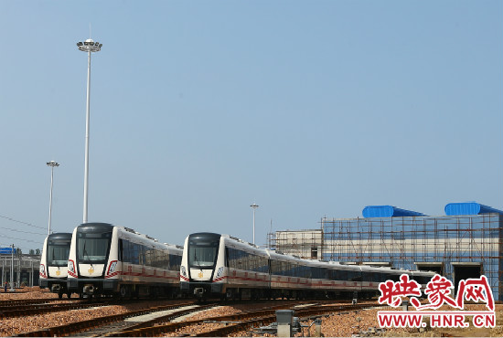 選擇地鐵出行，已經(jīng)是不少鄭州市民的首選