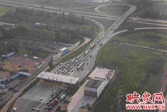 圖為鄭州環(huán)城高速航海路上下口，已經(jīng)出現(xiàn)車輛排隊(duì)情況。