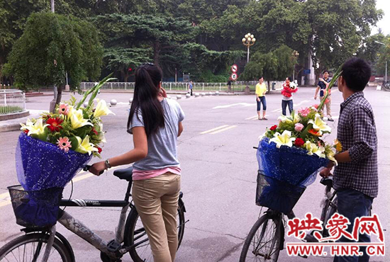 在鄭州大學(xué)南校區(qū)，有不少學(xué)生三五成群，手捧鮮花。