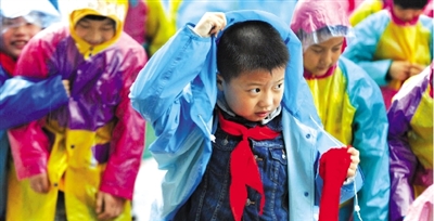 昨日下午,農(nóng)科路上一小學(xué)放學(xué)時,孩子們大部分都穿著雨披。