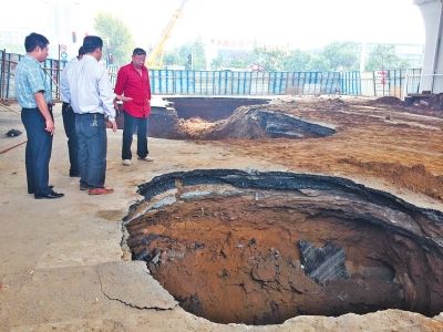9月20日，中原路西三環(huán)交叉口坍塌現場