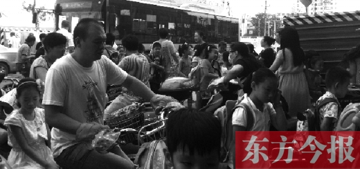 9月4日下午，文化路一小附近，大批陪讀家長接孩子。