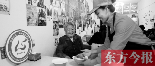 9月29日，輕院社區(qū)的“空巢老人”荊阿姨在一家飯店免費(fèi)吃午餐
