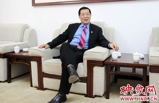 以精湛讀到的刑偵鑒識(shí)技術(shù)享譽(yù)國(guó)際的李昌鈺博士，被譽(yù)為“當(dāng)代福爾摩斯”。