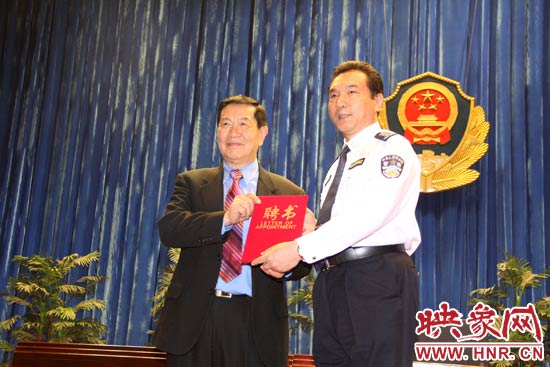 在歡迎儀式上，李昌鈺博士從鐵路警察學(xué)院院長(zhǎng)郝宏奎手中接過了客座教授的聘書。