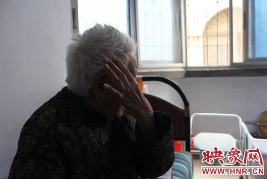說(shuō)起敬老院要搬遷,老太太忍不住流眼淚。