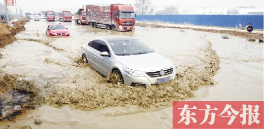 昨日的水坑現(xiàn)場(chǎng)，“坑車(chē)”的情況仍在繼續(xù)上演