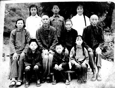 1970年，何兆勝一家人在荊門合影，中排左二為何兆勝。