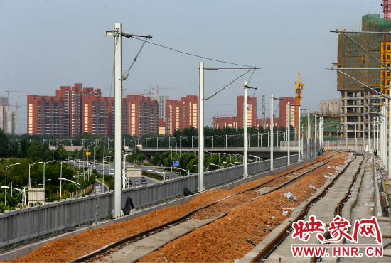 現(xiàn)代化的城際鐵路為日新月異的城市發(fā)展帶來(lái)了新的活力。