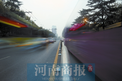 如今的建設(shè)路拓寬了不少，各種車輛川流不息（照片為多次曝光合成）