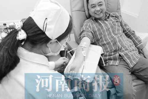 昨天，有市民看了商報報道后，前往獻(xiàn)血點獻(xiàn)血 記者 張郁/攝