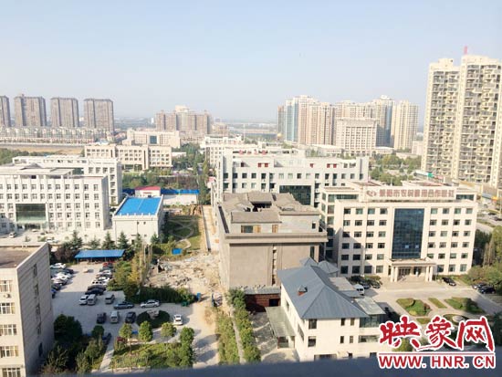 一座4層的建筑樓頂蓋上了四合院。