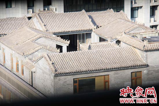 這座建筑里面的裝修奢華考究，門(mén)窗和吊頂均為紅木。