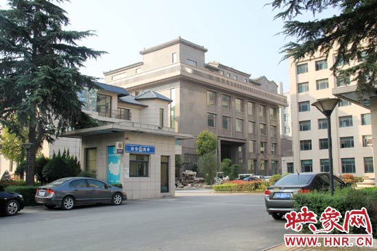 據(jù)這座建筑的一名工作人員稱(chēng)，整座建筑為海龍集團(tuán)所有，房屋建成之后用作公司紅木家具展示。
