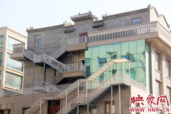 這座建筑的背面，已建好步梯。