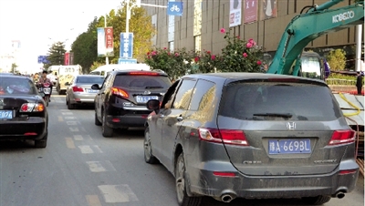 中原路華山路口，花壇擋了進(jìn)入地下商場(chǎng)的車流