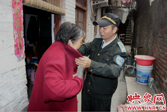 一馬路社區(qū)的巡防隊員們經(jīng)常前來幫助老人。