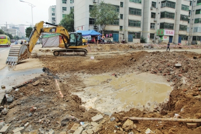 漢江路與行云路口，施工挖斷天然氣管道。