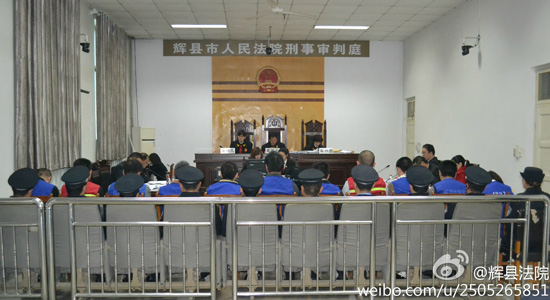今天上午9：00，鄭州“皇家一號”系列案被告人賈某某等十一人涉嫌協(xié)助組織賣淫罪一案在輝縣市人民法院2