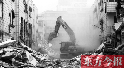 昨日，鄭州市棗莊社區(qū)拆遷現(xiàn)場，揚(yáng)塵漫天，附近居民叫苦不迭