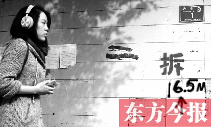 昨日，東方今報(bào)記者走訪農(nóng)業(yè)路沿線，看見“拆”字已上墻