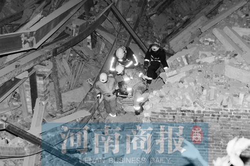 昨晚8點(diǎn)30分，消防員從廢墟中救出一名被埋者