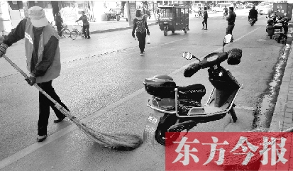 昨日，鄭州市中州大道上，穿梭于車流中上崗的環(huán)衛(wèi)工