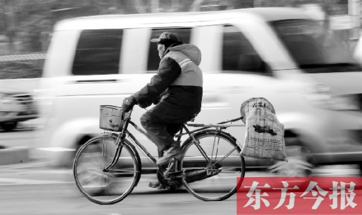 昨日，鄭州市中州大道上，穿梭于車流中上崗的環(huán)衛(wèi)工