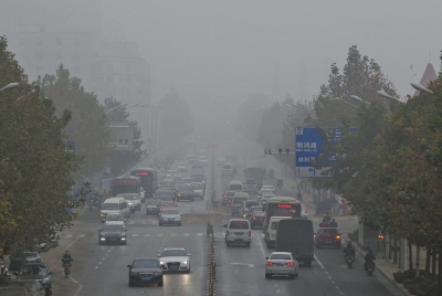 被霧、霾同時籠罩的市區(qū)道路