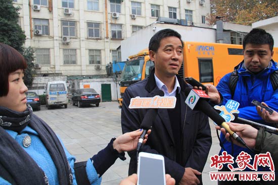 鄭州城市管理局行政執(zhí)法監(jiān)察支隊二大隊副大隊長杜陸水就“河南省人民會堂違法戶外廣告”一事，接受媒體采訪