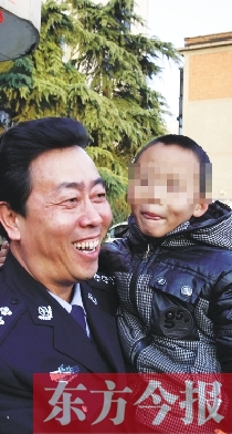 林州市公安局長趙峰抱著滿臉笑容的曉宇（化名），也露出了笑容