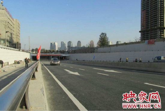 紅專路下穿中州大道隧道工程西起紅專路與姚寨路交叉口，東至紅專路與龍湖外環(huán)路交叉口。