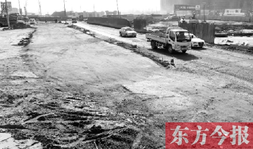 昨日，今報連續(xù)報道的鄭州南四環(huán)柴郭轉盤附近的大坑已基本填平
