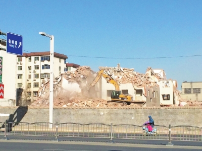 航海路秦嶺路口的閆垌村拆遷現(xiàn)場，看不到防塵措施。