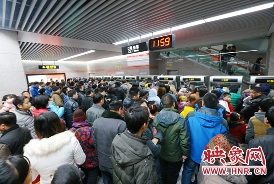 地鐵開通首日，上午十一點(diǎn)五十九分，紫荊山地鐵站售票機(jī)前擠滿了買票的市民。