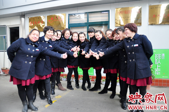 1月6日， 鄭州公交四公司一車隊104路公交線路的女車長們換上了新冬裝，讓人耳目一新。
